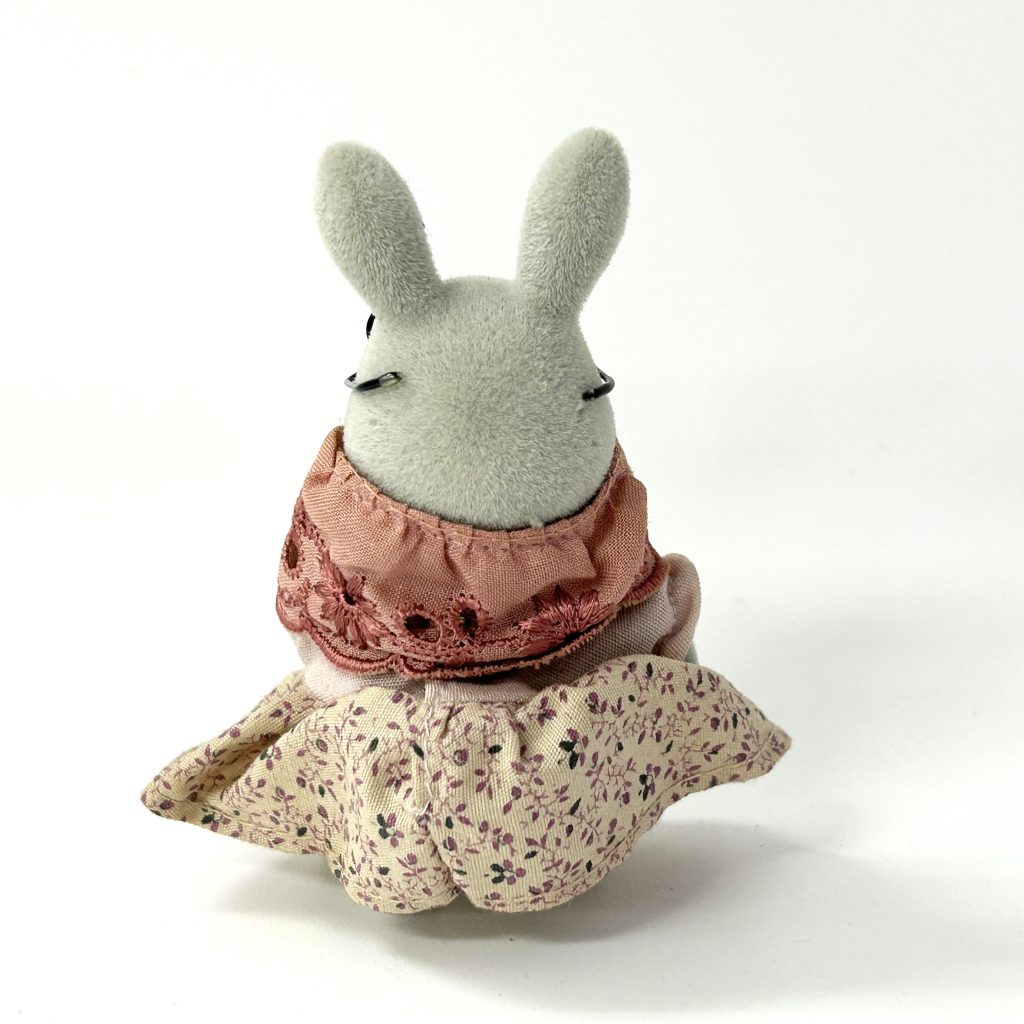 [used] Vintage Gray Rabbit Grandmother 1985 Sylvanian Families Calico Critters