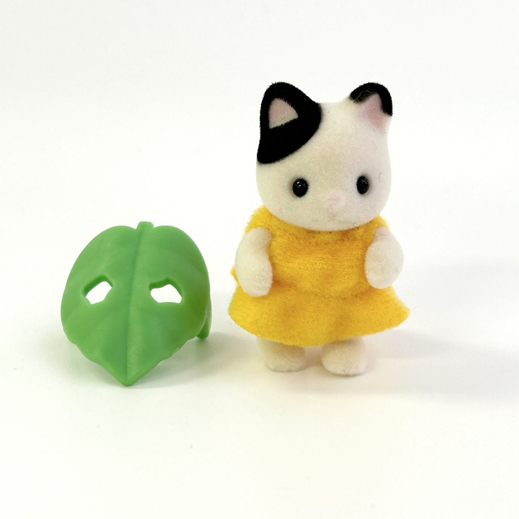 [used] Lets Play In The Forest Series Charcoal Cat Baby 2023 Sylvanian Families Calico Critters