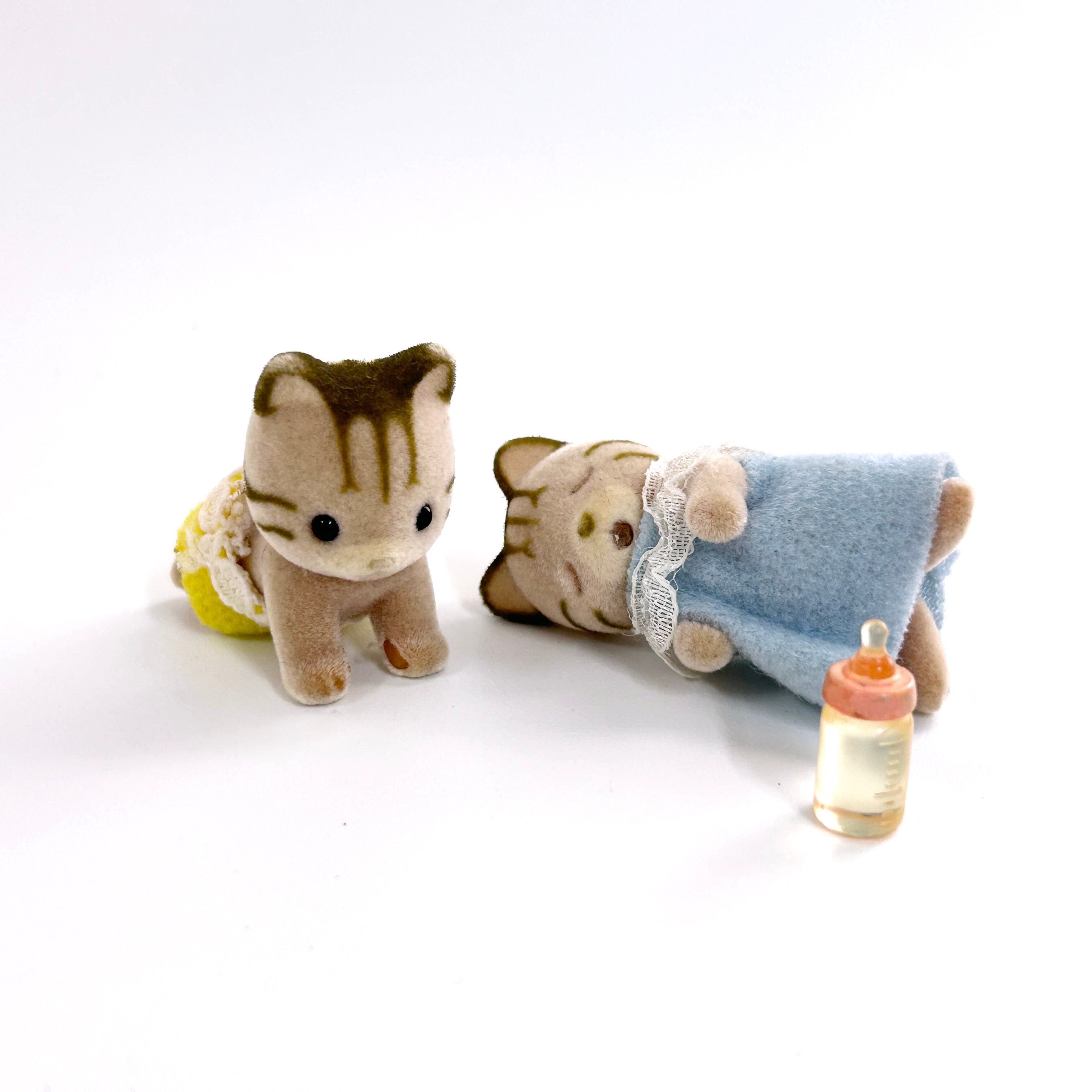 [used] Sleeping Striped Cat Twins Sylvanian Families Calico Critters
