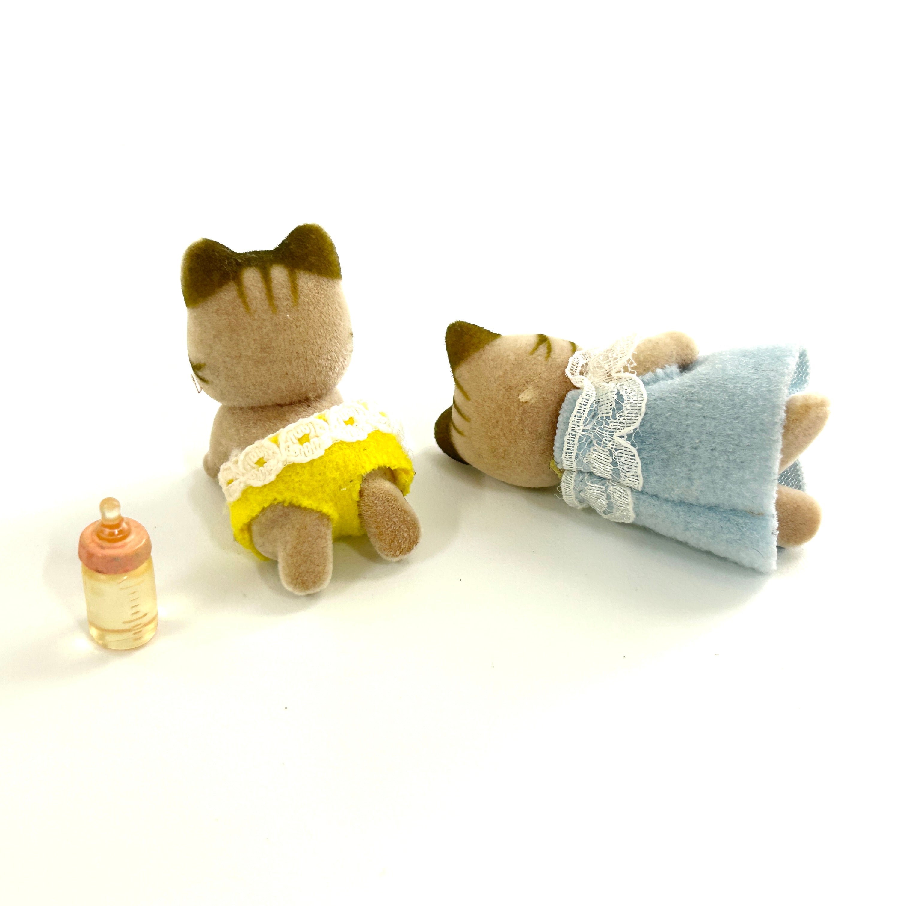 [used] Sleeping Striped Cat Twins Sylvanian Families Calico Critters