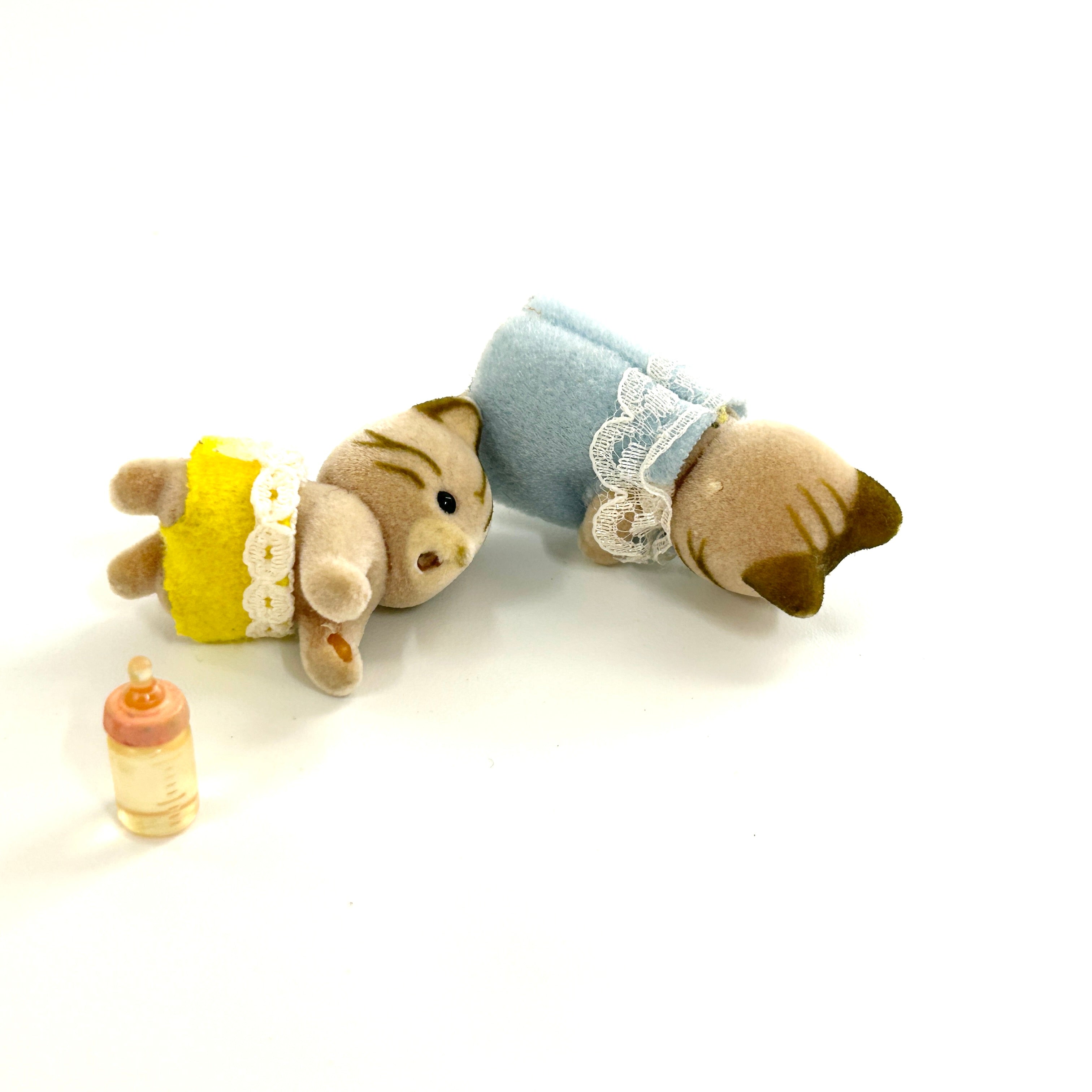 [used] Sleeping Striped Cat Twins Sylvanian Families Calico Critters