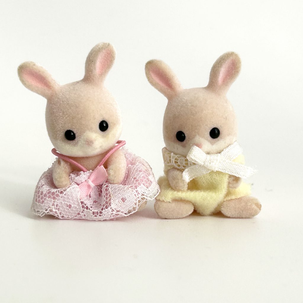 [used] Pink Cottontail Rabbit Baby Sitting Sylvanian Families Calico Critters