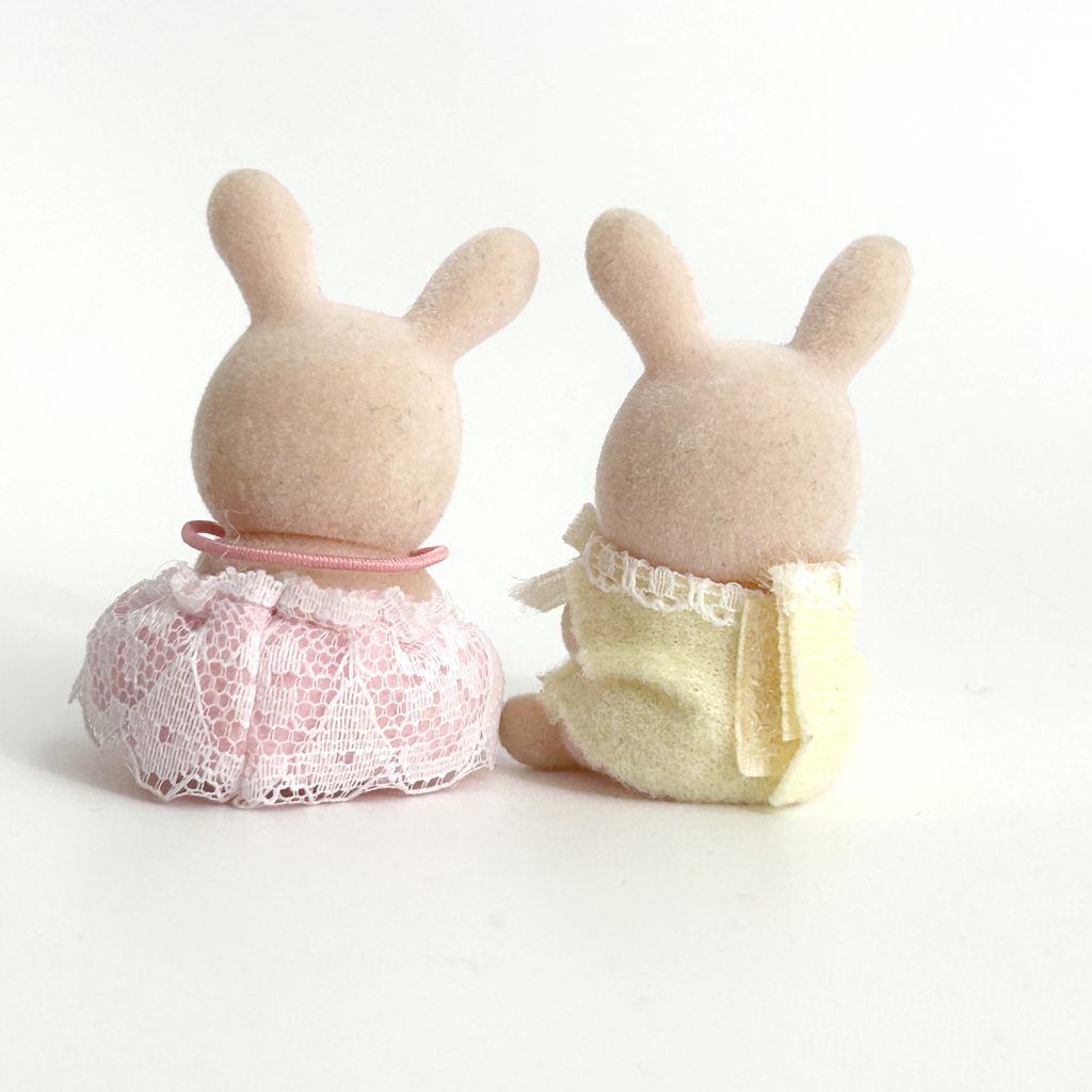 [used] Pink Cottontail Rabbit Baby Sitting Sylvanian Families Calico Critters