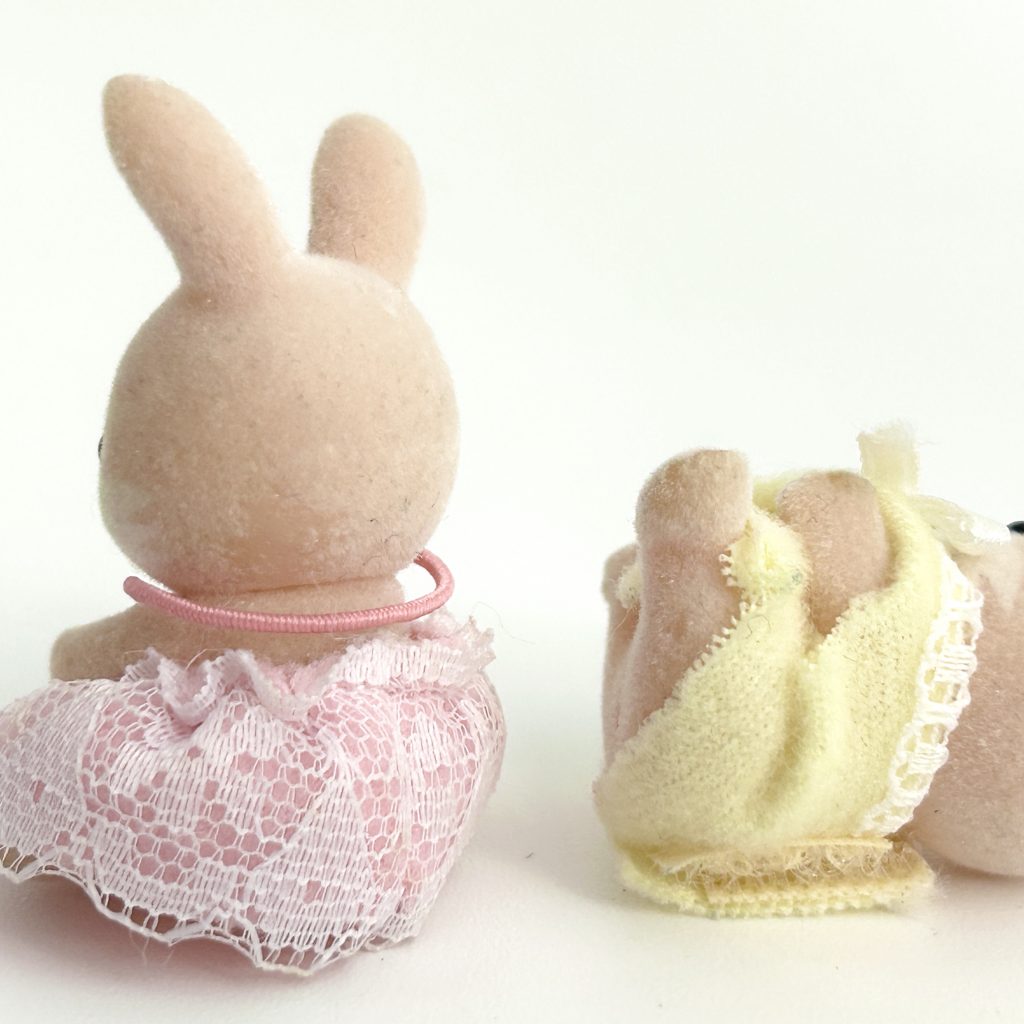 [used] Pink Cottontail Rabbit Baby Sitting Sylvanian Families Calico Critters