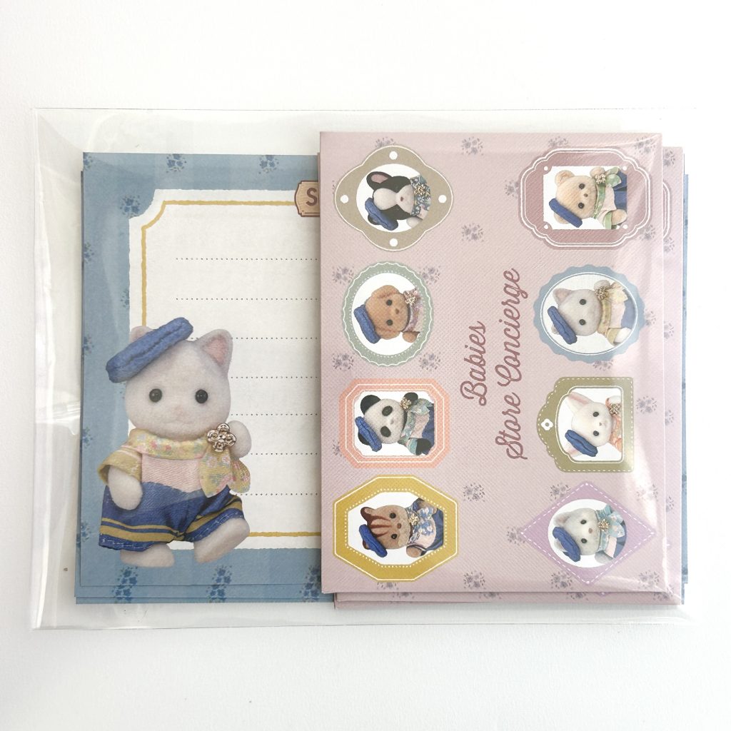 طقم رسائل صغير Baby Concierge - قطة لاتيه من Sylvanian Families Calico Critters