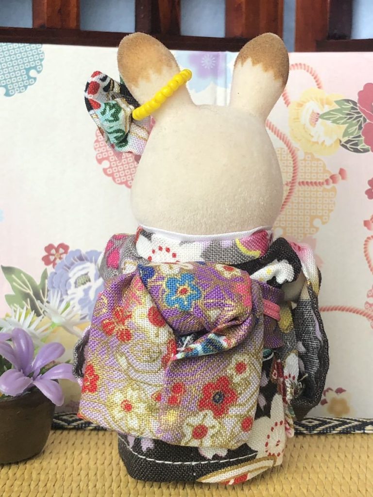 Kimono à la main pour la mère Noir / Rose Calico Critters